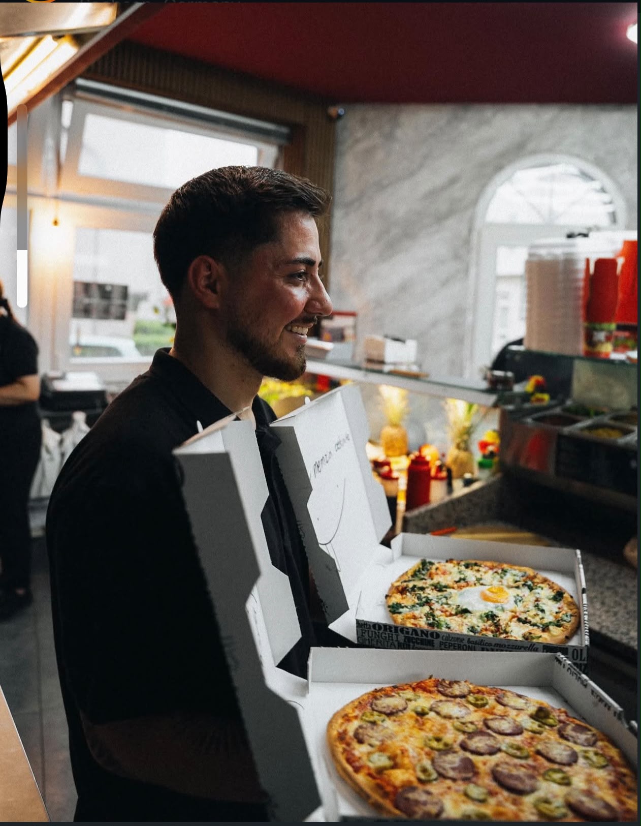 Frisch gebackene Pizzen bereit zur Lieferung