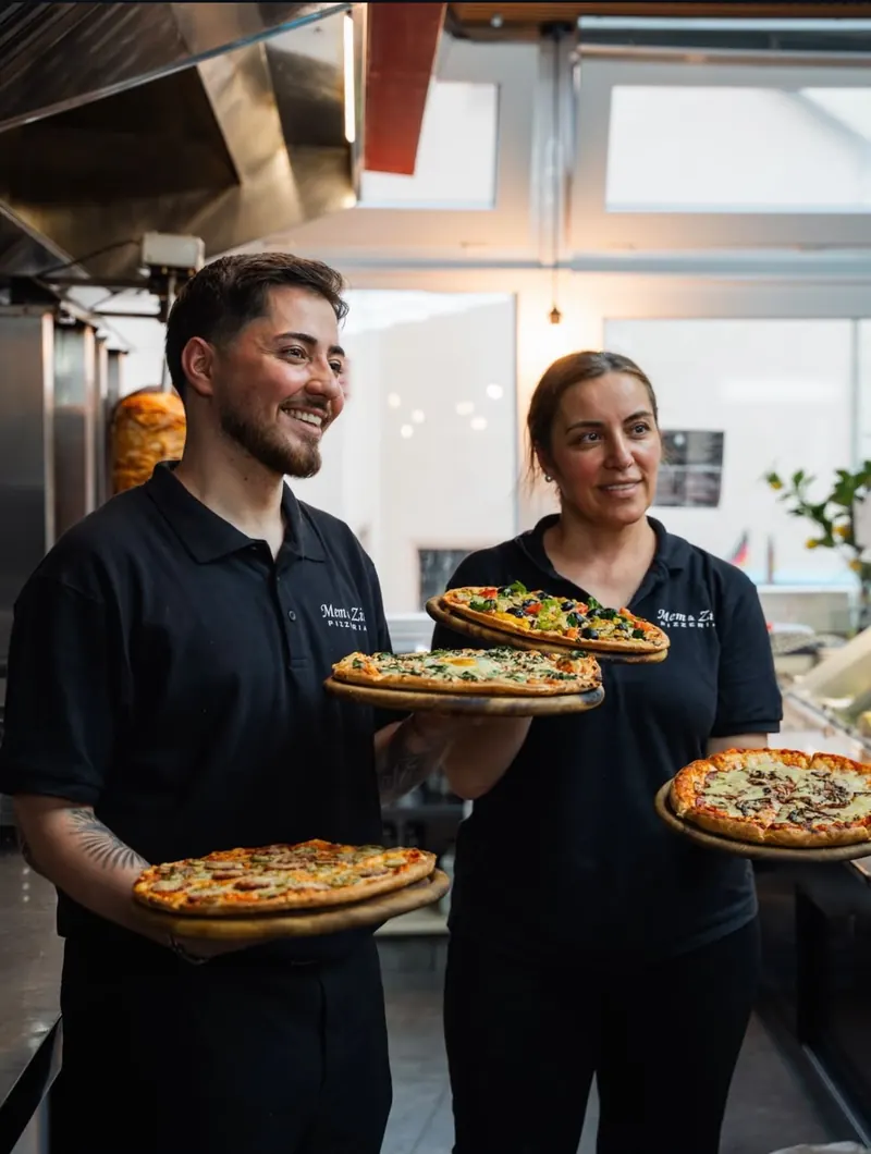 Unser Team mit einer Auswahl an Pizzen